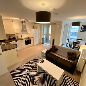 Apartment Train Station Luxury Sleeps 6 With Parking, Cambridge (Cambridgeshire)