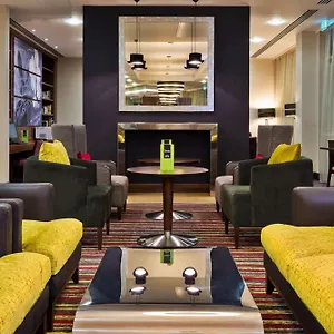 Hampton By Hilton Airport מלון